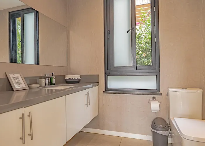 Villa Bernard - Luxurious Walking Distance To The Tamarindo